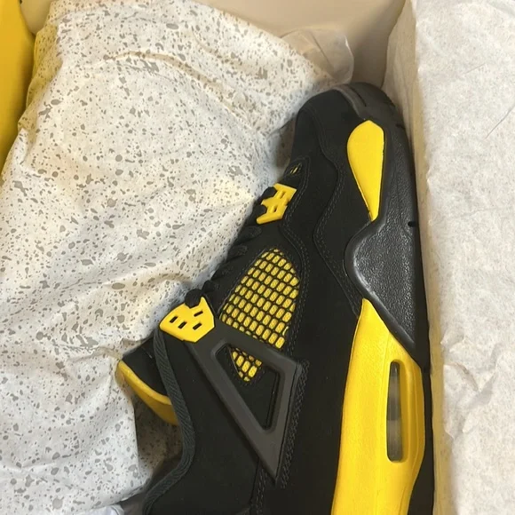 Jordan 4’s thunders size 7 youth or size 8 women I am negotiable
